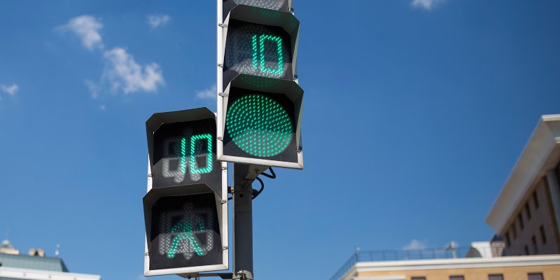 Благодаря внесенным в режим работы светофоров изменениям жители получают больше времени на переход дороги / Фото: mos.ru