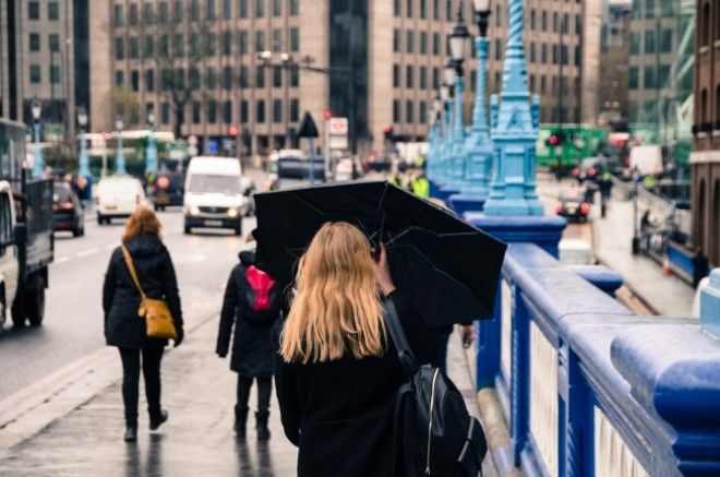 https://files.adme.ru/files/news/part_165/1650565/8335915-woman-umbrella-rain-street-451849-1511113820-650-b6a46b943f-1513685244.jpg