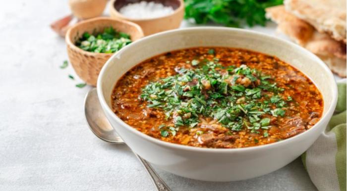 Суп Харчо. \ Фото: gastronom.ru. 5 оригинальных блюд из перловки, которые оценят муж и дети