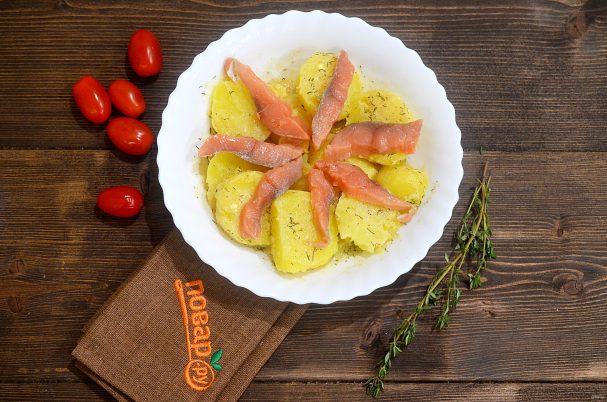 Салат из картофеля с форелью