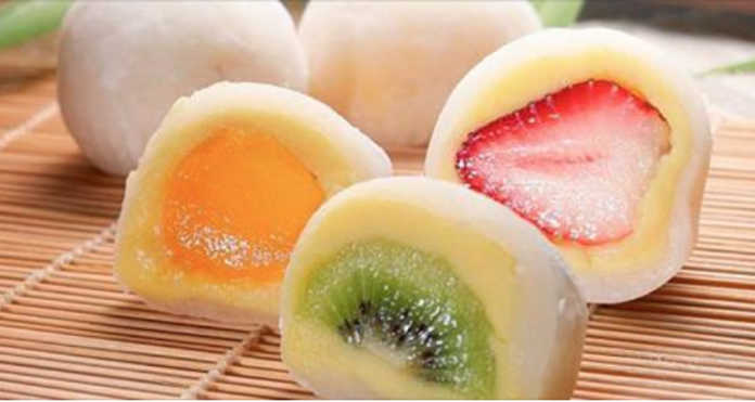 Японский десерт мочи — небольшие шарики мороженого, обернутые в оболочку из рисовой муки. Вкус — просто шикарный: очень нежная оболочка