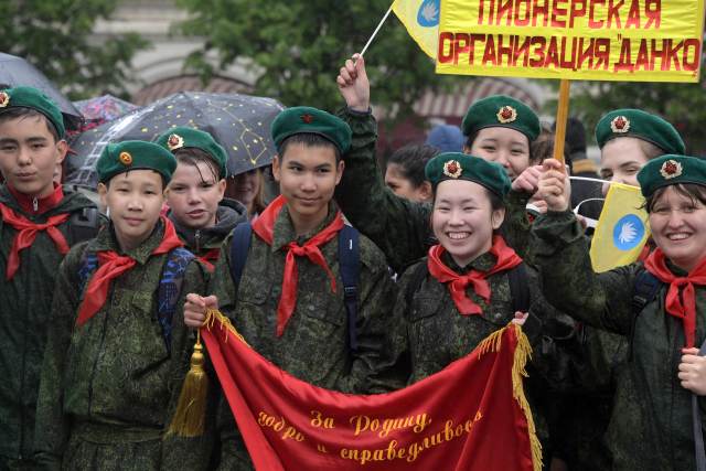 В Москве начался торжественный прием школьников в пионеры