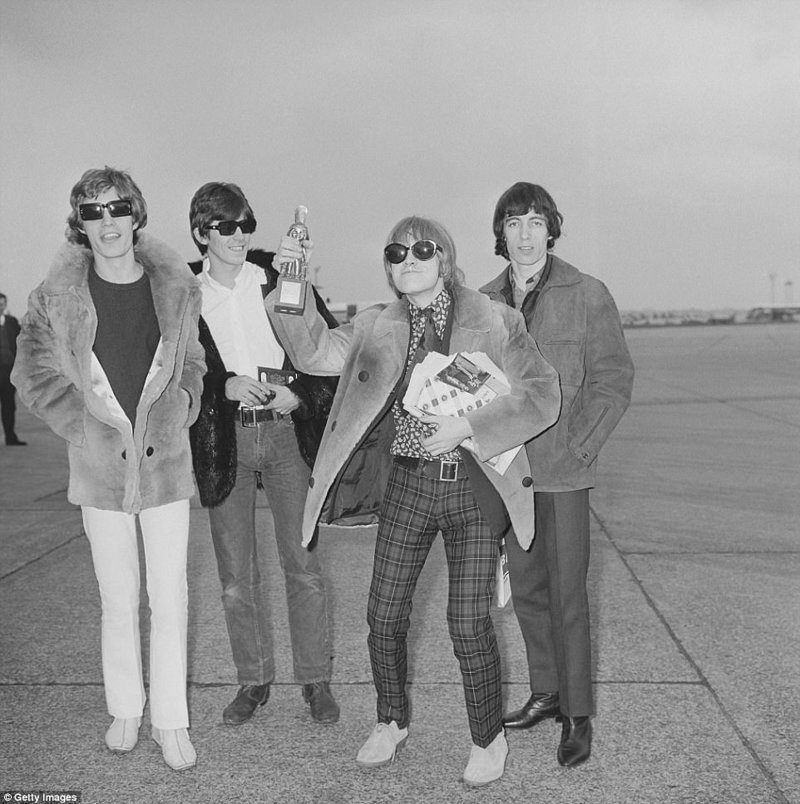 "Роллинг Стоунз", апрель 1966 г. архивные фотографии, аэропорт, аэропорты, знаменитости, известные люди, старые фото, фото знаменитостей