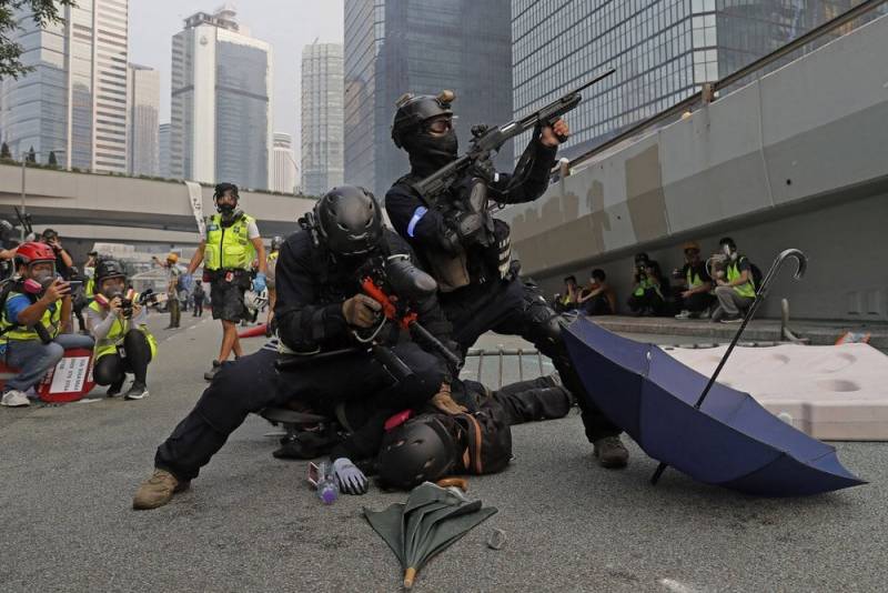 Пекин пригрозил Лондону ответными мерами за беспорядки в Гонконге нападение, Терезу, Гонконга, время, которые, Лондоне, агрессивно, нападавших, вопросам, ложные, Китай, сигналы, антикитайским, Напомним, окружили, несколько, протестующим, чиновников, посылают, вмешиваются