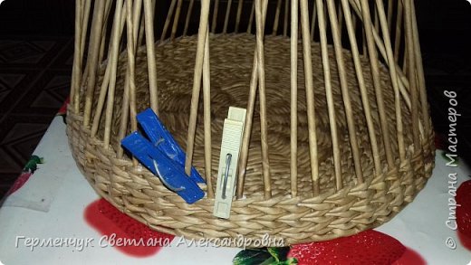 Добрый вечер !!! В Стране Мастеров очень много талантливых мастериц по плетению из трубочек .Глаза разбегаются от красоты.!!! Нравятся мне все работы!!! Мне еще далеко до них!!!.Поэтому я выбираю работы с подробным МК . Это дебют Представляю поднос, который я старалась повторить за мастером Ниной Михайловой фото 21