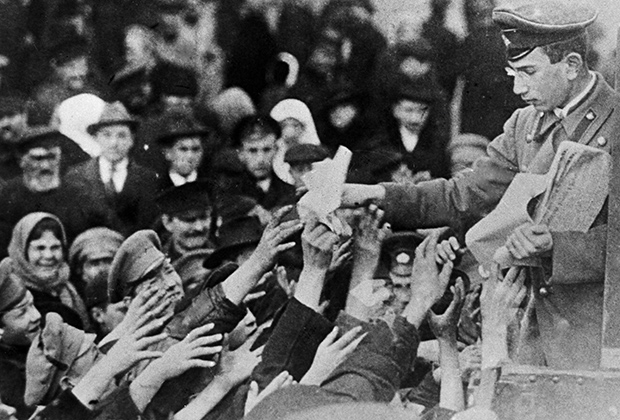 Раздача газет с призывом к революции. Москва, февраль 1917 года.