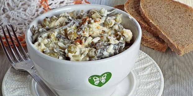 Салат с консервированным горошком, морской капустой, яйцами и сыром