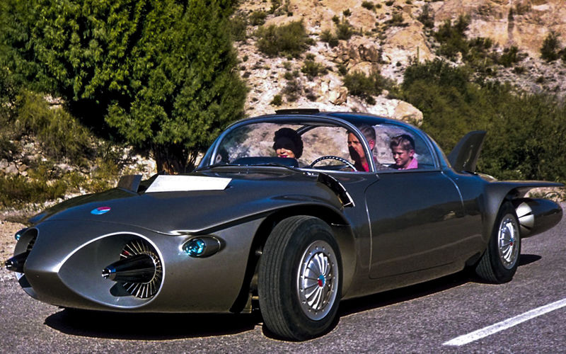 GM Firebird II 1956 года - попытка показать, что газотурбинный автомобиль может быть и семейным седаном.