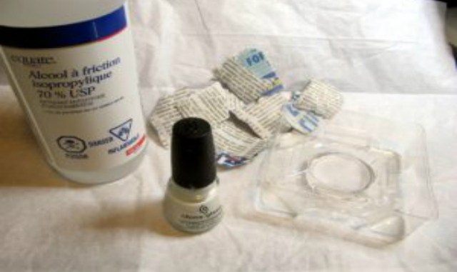 1510432083-1813-29493-newspaper-nails-set-up-300x225
