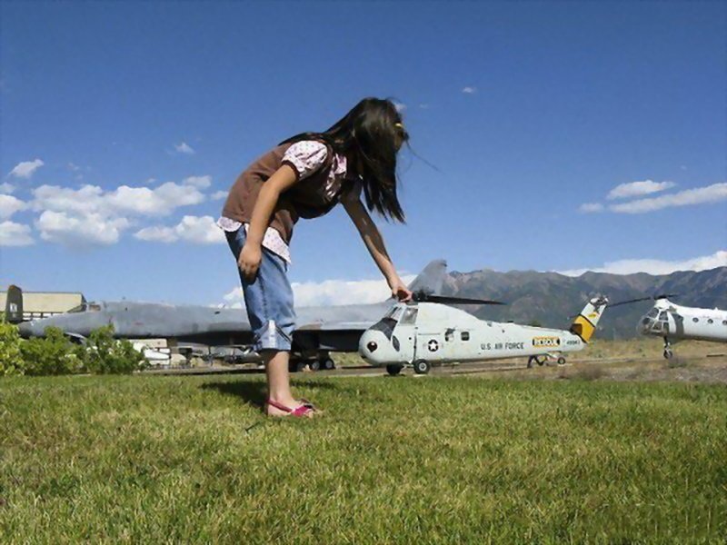 Девочка - великан держит вертолетик перспектива, ракурс, фотограф, фотографии