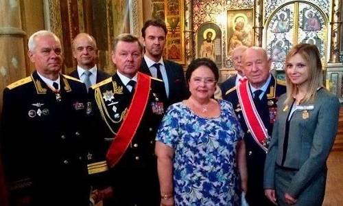 Мы наш, мы новый мир построим: новых дворян и новых крепостных! Мы наш, мы новый мир построим: новых дворян и новых крепостных!