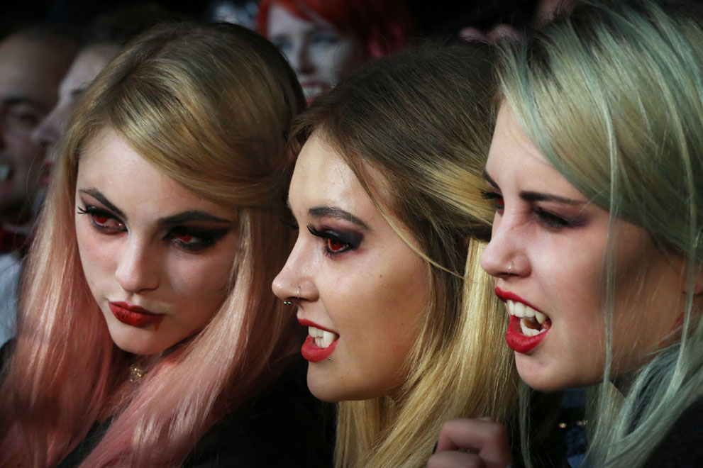 Девушки-вампирши на Shocktober Fest возле Кроули, в Западныом Суссексе, 5 октября 2013 года. Этот год ознаменовался наибольшим количеством подражателей вампиров в Великобритании, однако мировой рекорд сборище побить не смогло. Осень в картинках, осенние фото