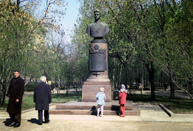 Памятник дважды Герою Советского Союза, летчику Виталию Ивановичу Попкову