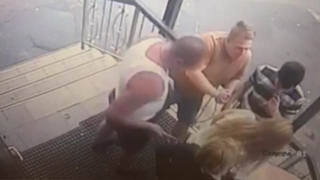 Видео: пьяный изверг ударил ножом девушку, флиртовавшую с тремя мужчинами у клуба в Москве (18+)