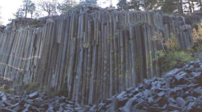 Байгунские трубы В 1996 году на горе Байгуншань были найдены доисторические железные трубы. Два десятка труб выходят из скальных пород, будто когда-то они обеспечивали вентиляцию некоему подземному комплексу. Анализ показал, что возраст артефакта превышает пять тысяч лет. В ту пору человечество еще не знало железа и ученые просто не понимают, как такое вообще возможно.