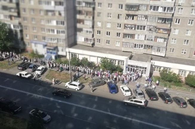 В Магнитогорске — столпотворение: пенсионеры пришли за бесплатными продуктами