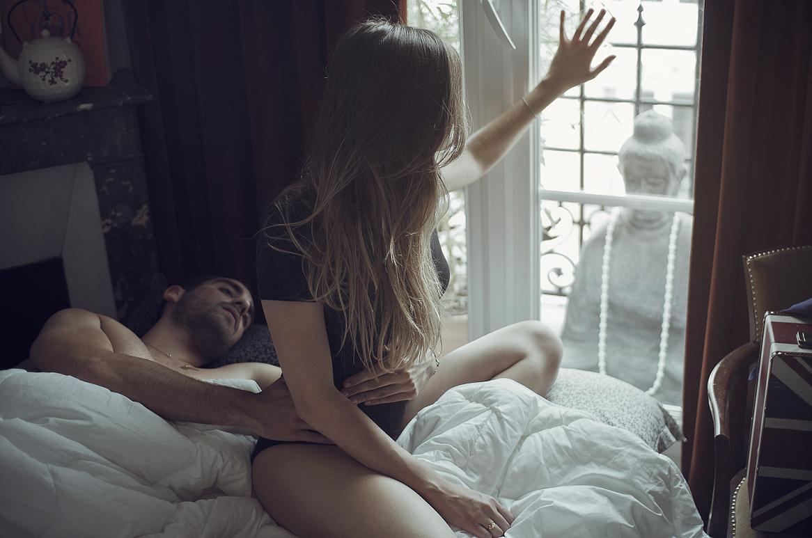 Стройная дама ждет мужа в кровати для бурного секса