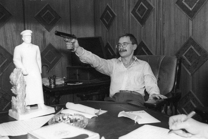 Один из первых российских миллионеров, основатель бирж «Алиса» Герман Стерлигов в своем кабинете время, кадр, люди, ностальгия, россия, фото