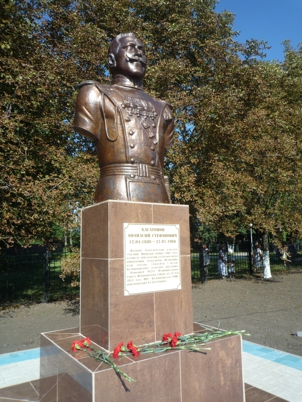 Памятник полному Георгиевскому кавалеру Афанасию Степановичу Касатонову - деду нашего собеседника, основателю морской династии. Третья оборона Севастополя: Присягать Украине? Адмирал Касатонов ответил: "Нет!"