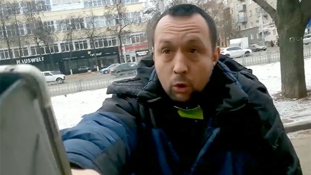 Под Воронежом на активиста, борющегося против нарушений ПДД, набросились водители и прохожие