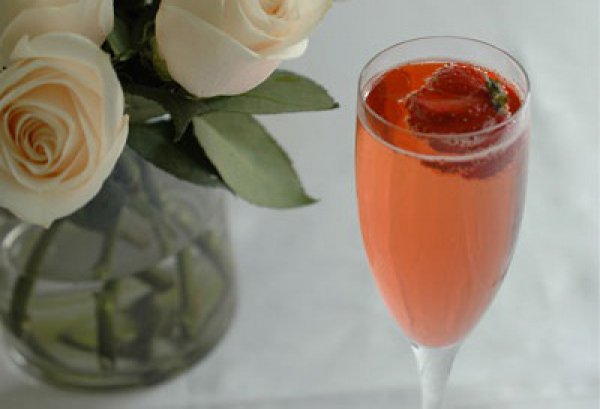 Коктейль Английские розы с клубникой и шампанским