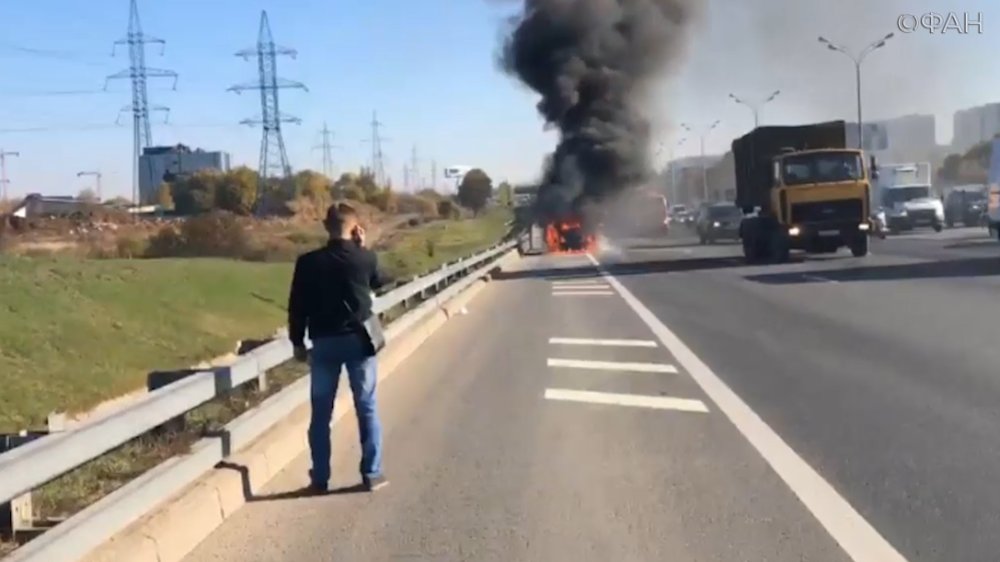 «Газель» загорелась на внешнем радиусе МКАД: опубликовано видео