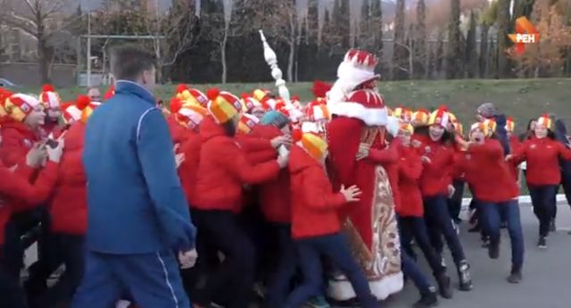 Видео: Дед Мороз приехал к детям в 