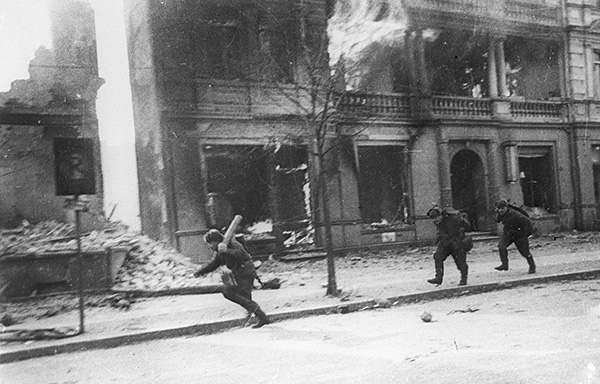 Т-34-85, подожженный панцерфаустом, и замечательные очки, спасшие мехвода Т-34-85, подожженный панцерфаустом, и замечательные очки, спасшие мехвода