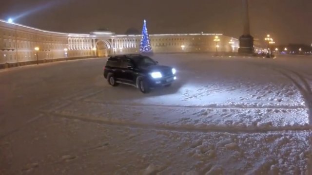 На сноубордах, лыжах и лошадях по центру Санкт-Петербурга На сноубордах, лыжах и лошадях по центру Санкт-Петербурга