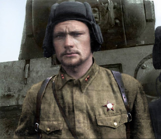 Т-34-85, подожженный панцерфаустом, и замечательные очки, спасшие мехвода Т-34-85, подожженный панцерфаустом, и замечательные очки, спасшие мехвода