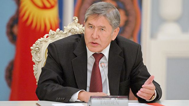 Атамбаев официально передал дела новому главе Киргизии