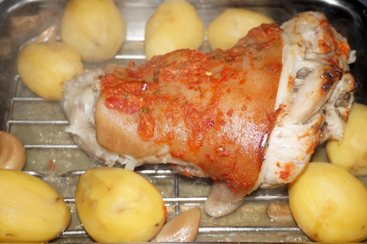 Свиная рулька в духовке с картошкой