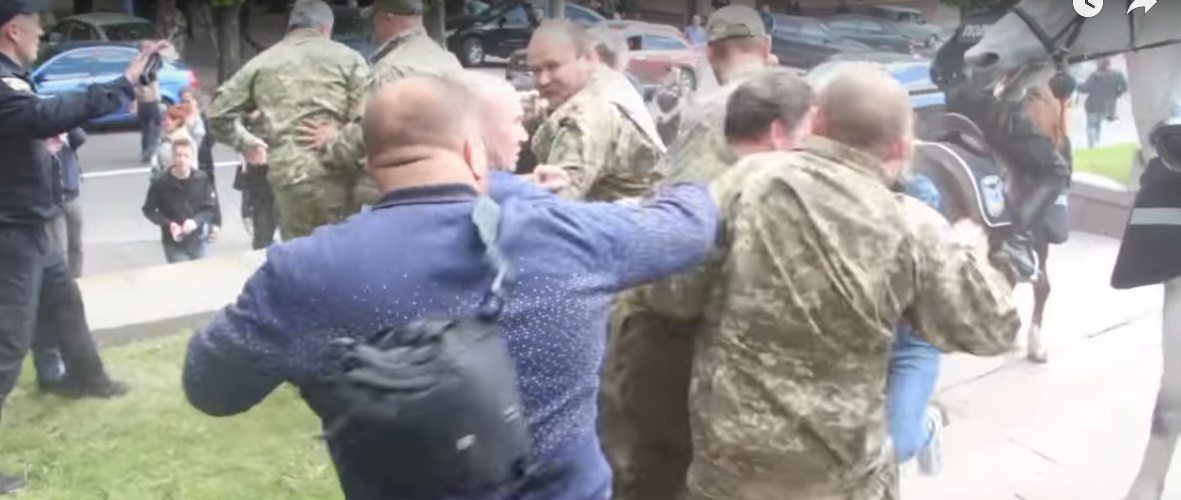 В Днепропетровске нацистов смачно били в разных местах и по всем частям тела