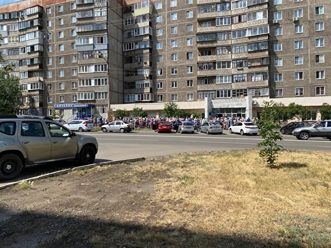 В Магнитогорске — столпотворение: пенсионеры пришли за бесплатными продуктами