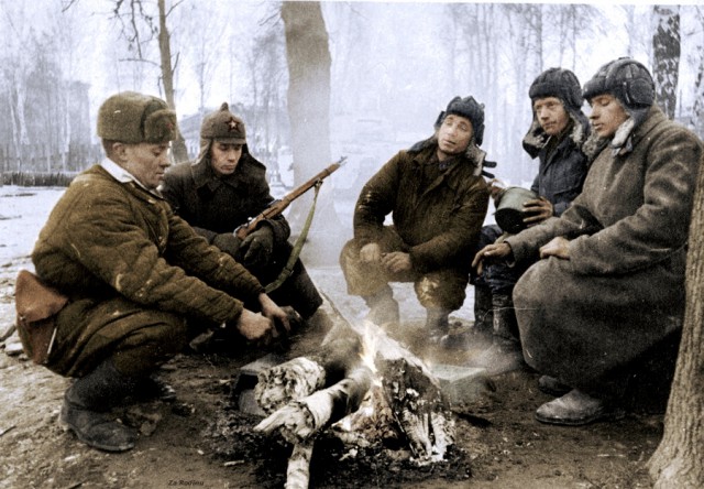 Т-34-85, подожженный панцерфаустом, и замечательные очки, спасшие мехвода Т-34-85, подожженный панцерфаустом, и замечательные очки, спасшие мехвода