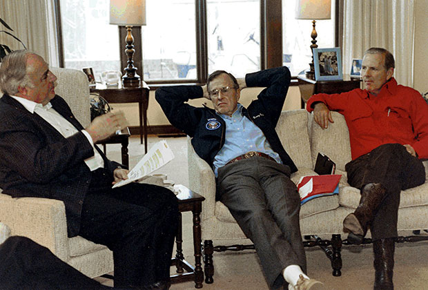 Гельмут Коль, Джордж Буш и Джеймс Бейкер на саммите в Кэмп-Дэвиде (24 февраля 1990 года)