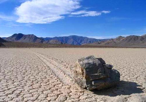 Живые камни в Долине Смерти
Огромные валуны сами собой ползут по дну сухого озера в Калифорнии,  оставляя за собой следы, тянущиеся на десятки метров.