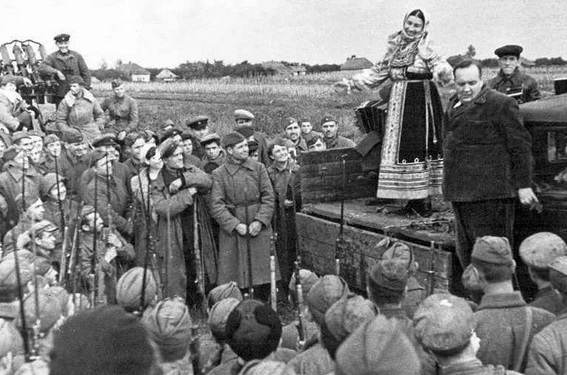 «Сколько Гитлер ни воюй»: 20 частушек времён Великой Отечественной войны
