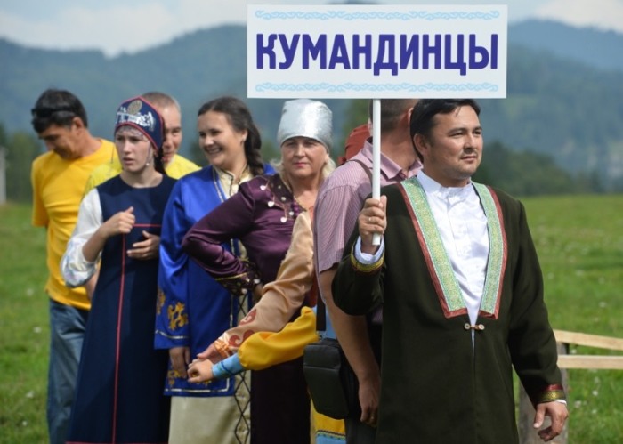 Cовременные кумандинцы на празднике коренных народов. /Фото:gorno-altaisk.info Cовременные кумандинцы на празднике коренных народов. /Фото:gorno-altaisk.info