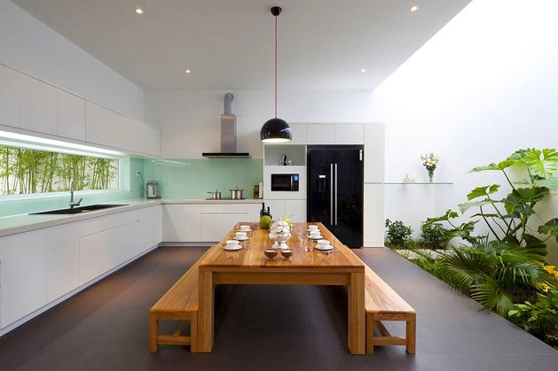 Кухня в цветах: черный, серый, светло-серый, белый, коричневый. Кухня в стилях: экологический стиль.