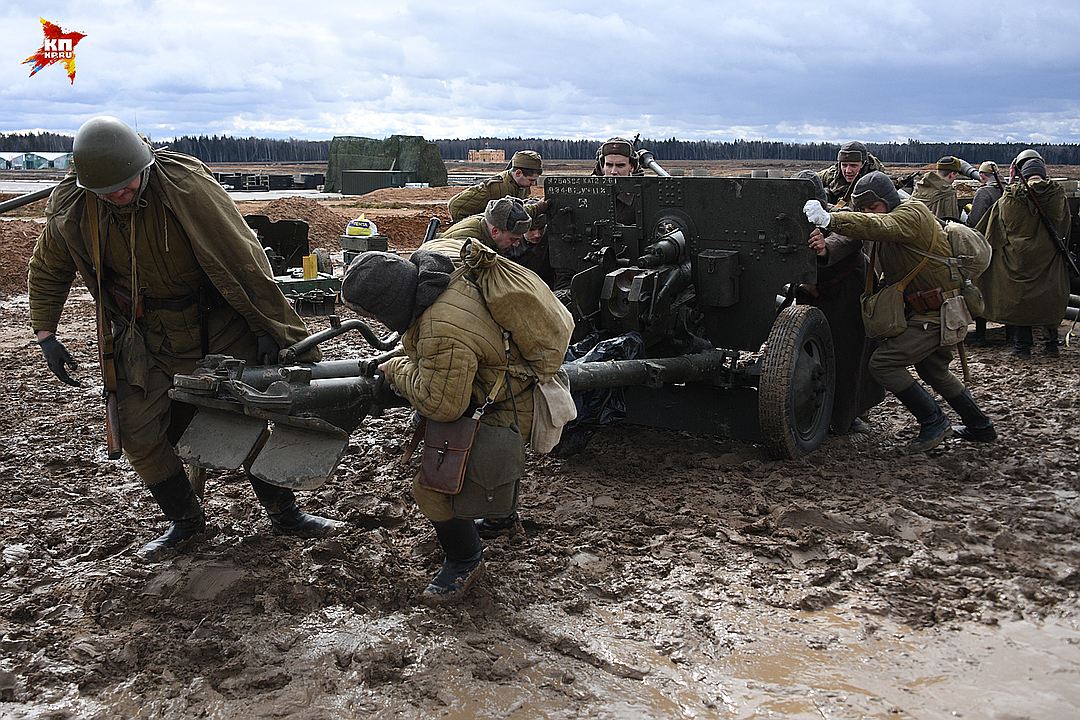 В воскресенье парк «Патриот» напоминал прифронтовую полосу 1945-го Фото: Михаил ФРОЛОВ