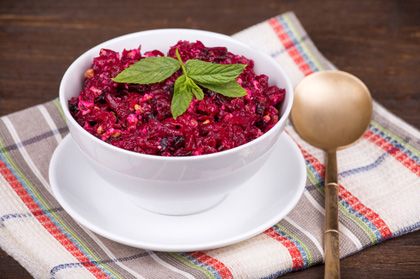 Редька со свеклой и черносливом