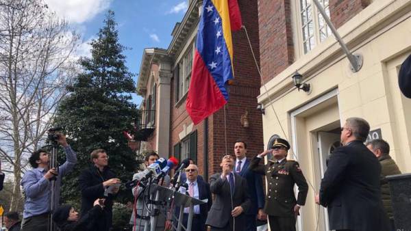 США поддерживают венесуэльского самозванца Гуаидо, Мадуро недоволен