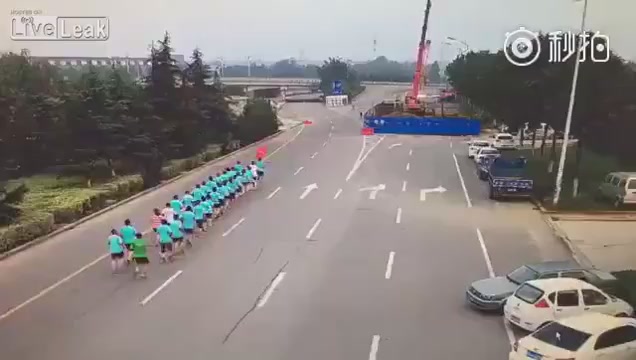 Женщина сбила толпу бегунов Женщина сбила толпу бегунов