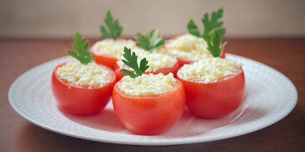 Помидоры, фаршированные сыром и чесноком Помидоры, фаршированные сыром и чесноком