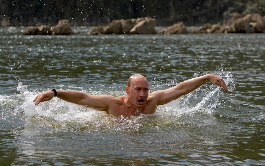 Владимир Путин в озере, Тува, южная Сибирь, 3 августа 2009 года.