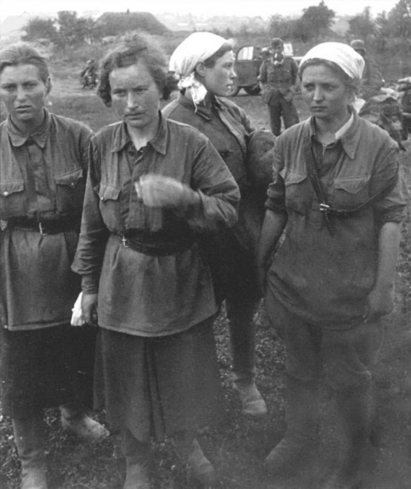 Пленные девушки-красноармейки не выглядят отчаявшимися или сильно истощёнными. Постановочное фото, или действительно попался относительно человечный комендант лагеря, обеспечивший сносное существование?/Фото: avatars.mds.yandex.net Пленные девушки-красноармейки не выглядят отчаявшимися или сильно истощёнными. Постановочное фото, или действительно попался относительно человечный комендант лагеря, обеспечивший сносное существование?/Фото: avatars.mds.yandex.net