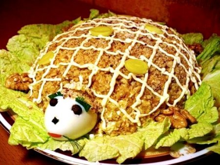 Салат «Черепаха» с курицей, яблоком и грецкими орехами