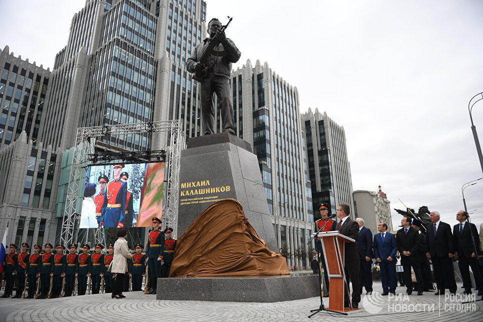 Ни стыда, ни совести: Макаревич гнусно высказался о памятнике Михаилу Калашникову