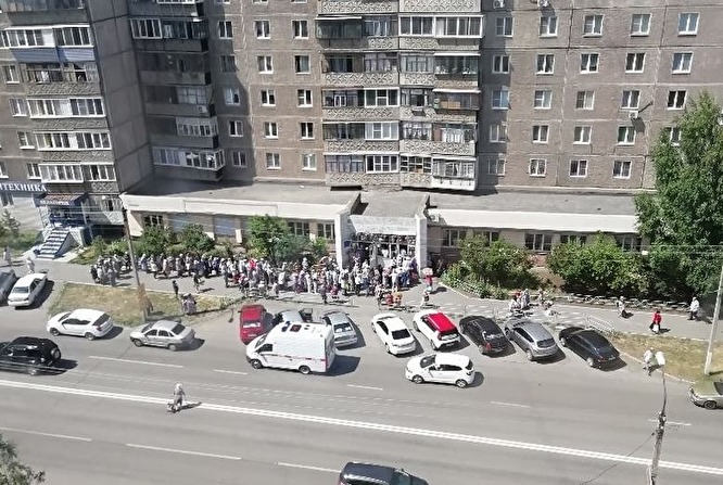 В Магнитогорске — столпотворение: пенсионеры пришли за бесплатными продуктами